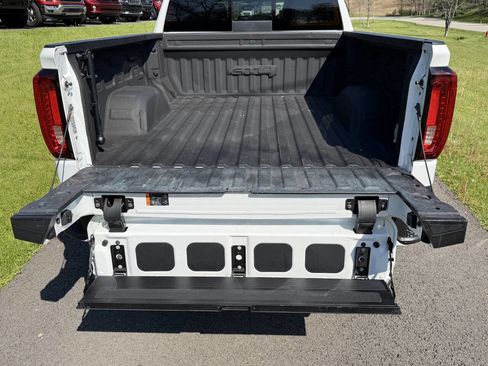 Used 2022 GMC Sierra 1500 AT4 w/ AT4 Premium Package AWD/4WD image 9