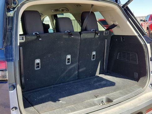 Used 2025 Nissan Pathfinder SV image 8