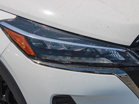 Used 2022 Nissan Kicks SR FWD image 2