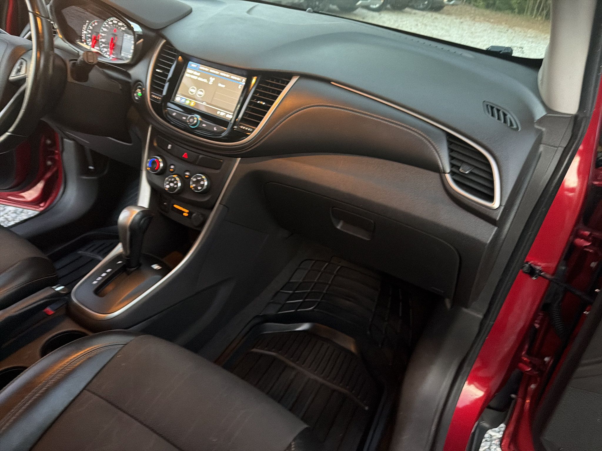 Used 2018 Chevrolet Trax LT w/ LT Convenience Package FWD image 26