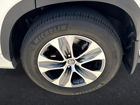 Used 2024 Toyota Highlander XLE FWD image 31