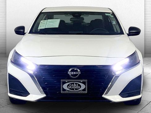 Used 2025 Nissan Altima 2.5 SV FWD image 2