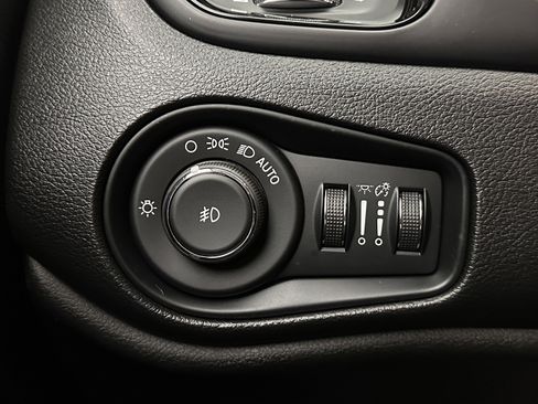 Used 2018 Jeep Renegade Altitude w/ Safety & Security Group FWD image 18