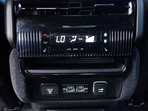Used 2024 Jeep Wagoneer L Series II AWD/4WD image 11