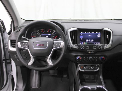 Used 2024 GMC Terrain SLT image 2
