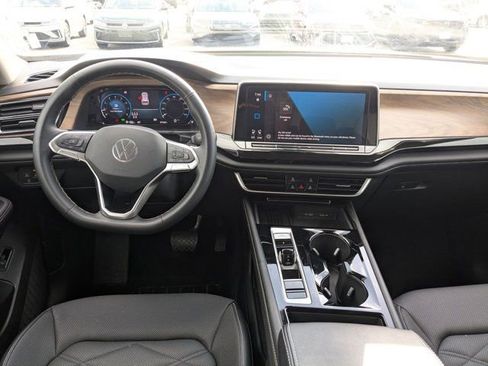 Used 2025 Volkswagen Atlas SE FWD image 26