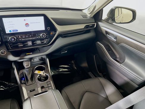 Certified 2025 Toyota Highlander Limited AWD/4WD image 22