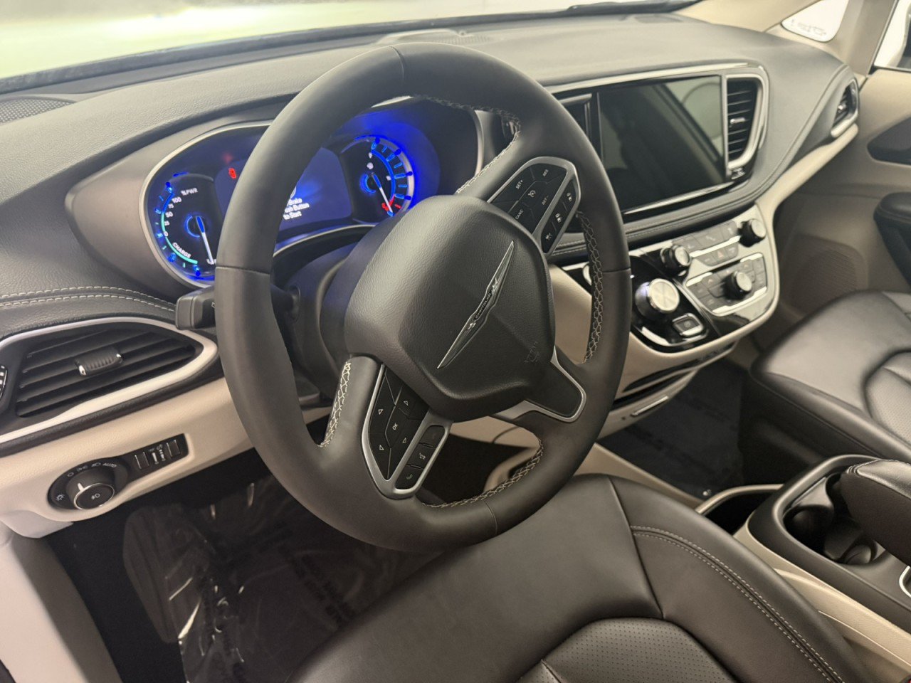Used 2024 Chrysler Pacifica Limited FWD image 17