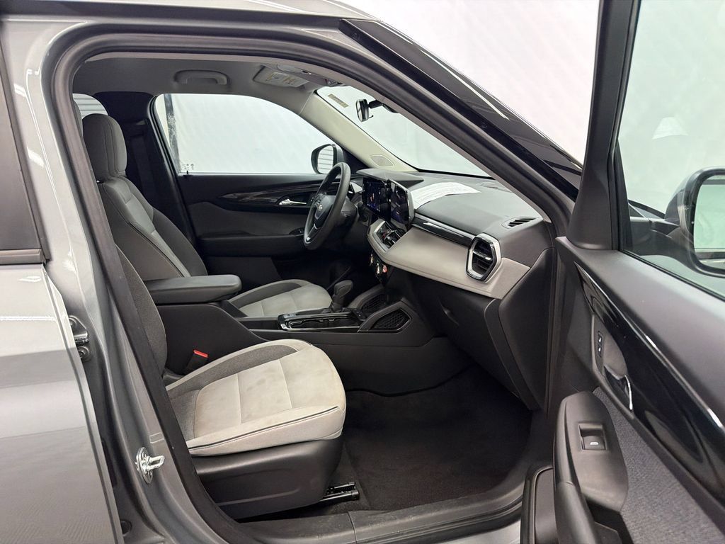 Used 2025 Chevrolet TrailBlazer LT FWD image 13