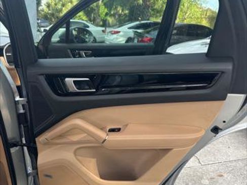 Used 2020 Porsche Cayenne image 18