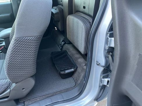 Used 2011 Nissan Frontier SV image 24