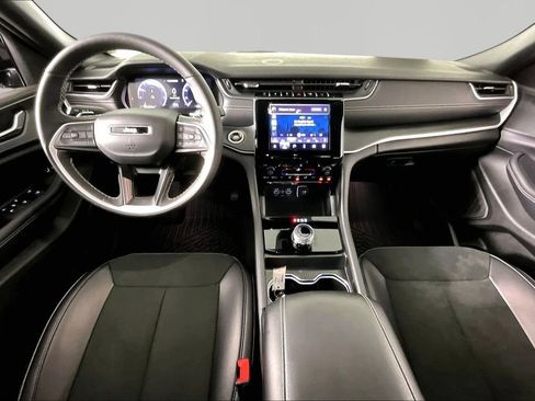 Used 2025 Jeep Grand Cherokee Altitude AWD/4WD image 7