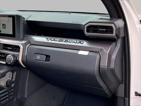 Used 2025 Toyota Tacoma SR5 AWD/4WD image 17