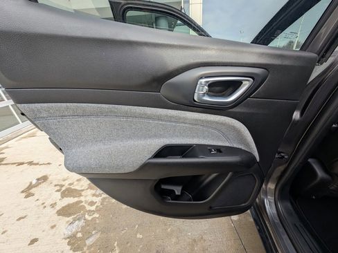 Used 2024 Jeep Compass Latitude image 34