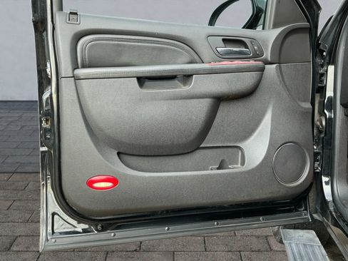 Used 2010 Cadillac Escalade Premium image 8