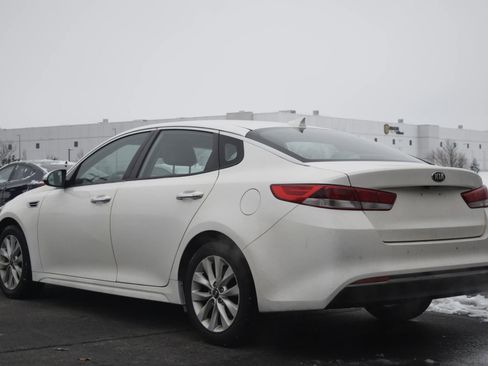 Used 2018 Kia Optima LX w/ 17" Alloy Wheels Package image 2