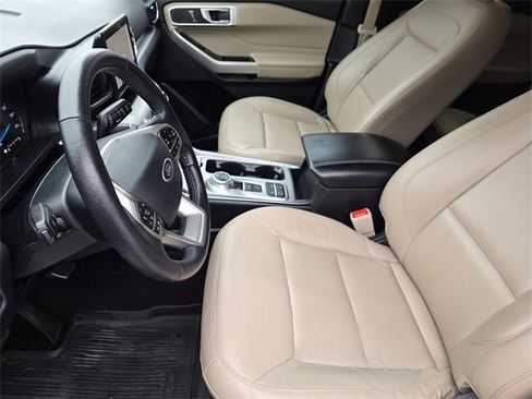 Used 2021 Ford Explorer XLT w/ Equipment Group 202A image 9