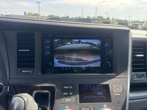 Used 2015 Toyota Sienna SE w/ SE Preferred Package FWD image 19