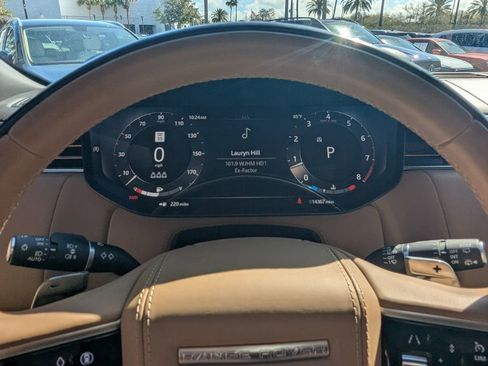 Used 2024 Land Rover Range Rover Long Wheelbase Autobiography image 13