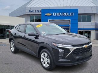 Used 2025 Chevrolet Trax LS image 1