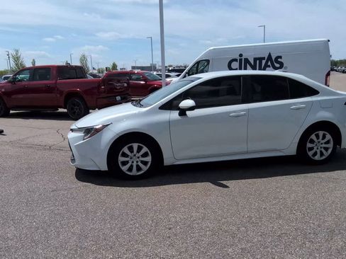 Used 2020 Toyota Corolla LE FWD image 4