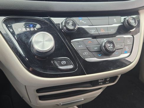 Used 2017 Chrysler Pacifica Touring-L w/ Tire & Wheel Group image 22