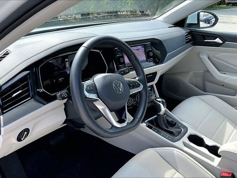 Certified 2023 Volkswagen Jetta SE w/ Panoramic Sunroof Package image 14