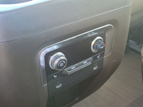 Used 2021 GMC Yukon SLT w/ SLT Premium Package image 16