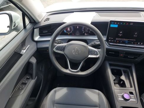 Certified 2025 Volkswagen Tiguan SE w/ Panoramic Sunroof Package AWD/4WD image 19