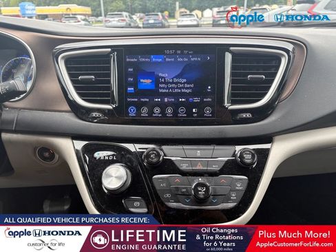 Used 2017 Chrysler Pacifica Touring FWD image 8