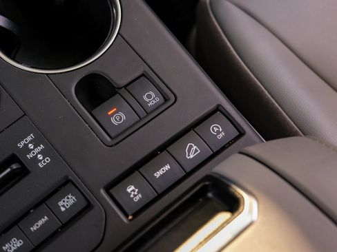 Used 2022 Toyota Highlander XLE image 36