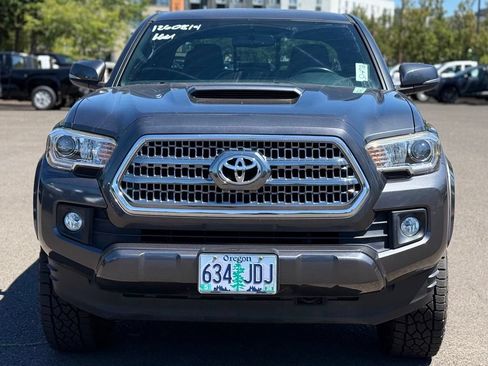 Used 2016 Toyota Tacoma TRD Sport w/ Premium & Technology Package AWD/4WD image 8