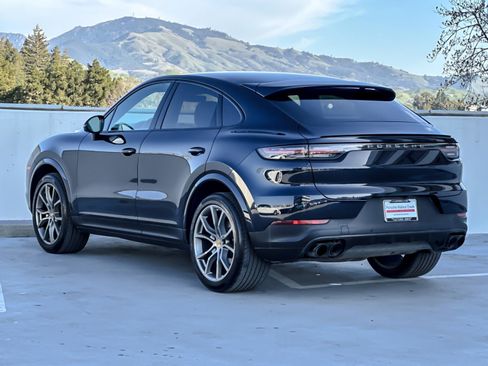 Used 2023 Porsche Cayenne Platinum Edition image 3