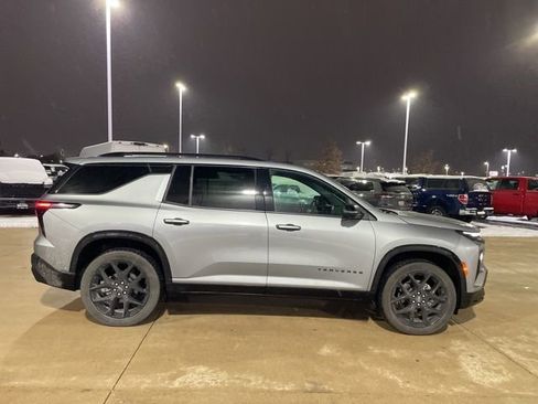 Used 2024 Chevrolet Traverse RS image 2