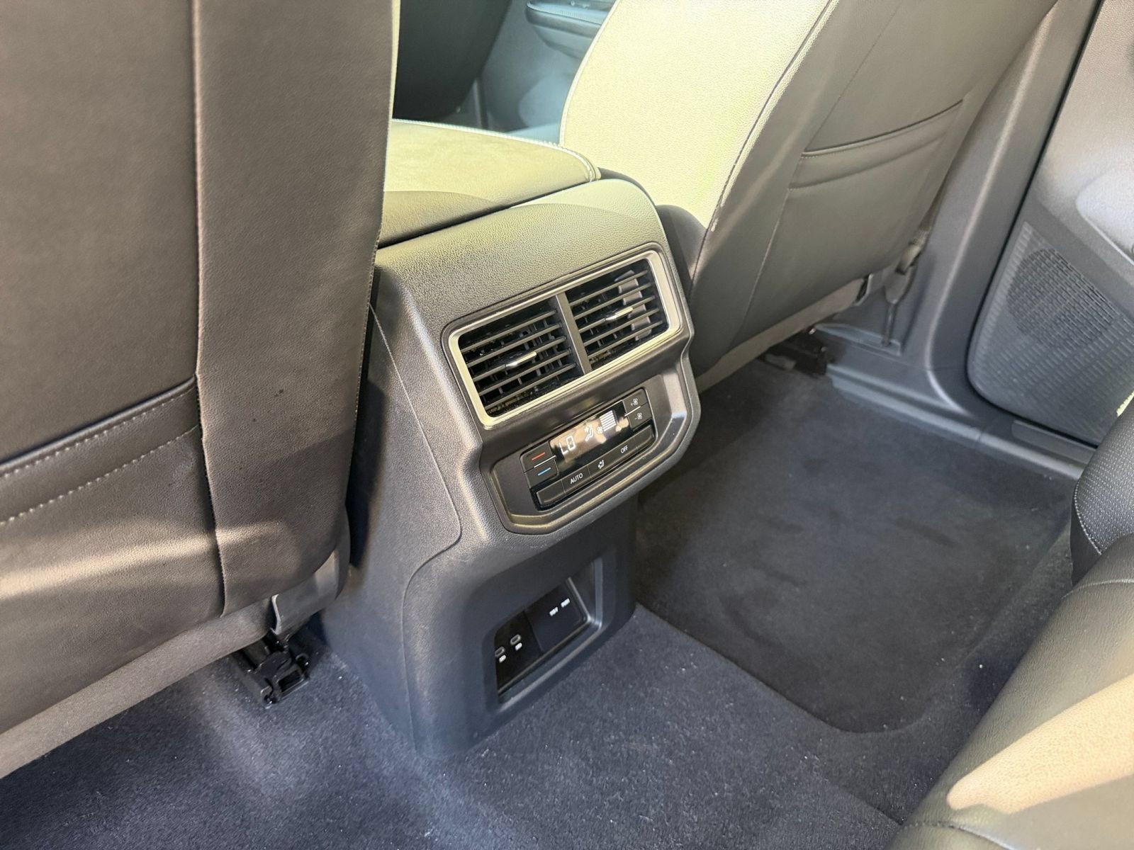 Used 2026 Volkswagen Atlas SE FWD image 24