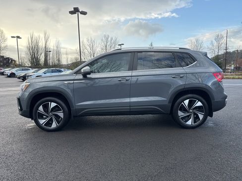 Used 2024 Volkswagen Taos SE w/ Panoramic Sunroof Package image 4