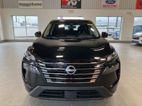 Used 2024 Nissan Rogue SV image 2