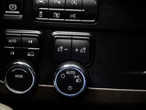 Used 2025 Chevrolet Suburban LT image 38