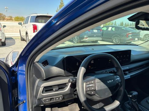 Used 2025 Kia K4 LXS image 33
