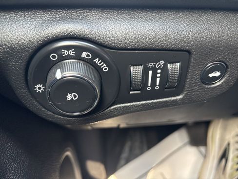 Used 2016 Chrysler 200 S w/ Navigation & Sound Group I image 35