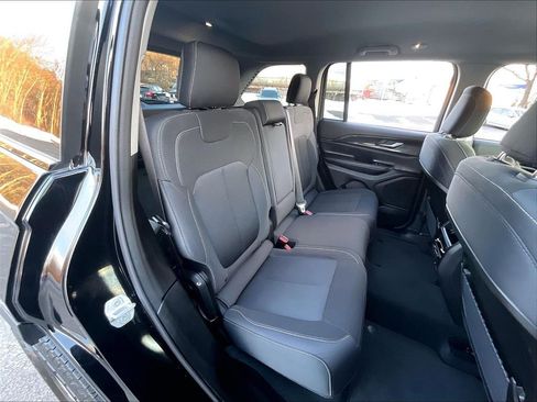 Used 2023 Jeep Grand Cherokee Laredo AWD/4WD image 19