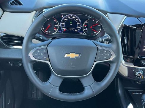 Used 2023 Chevrolet Traverse Premier image 11