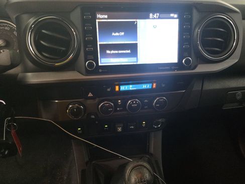 Used 2022 Toyota Tacoma TRD Off-Road image 10