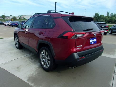 Used 2021 Toyota RAV4 XLE Premium AWD/4WD image 7