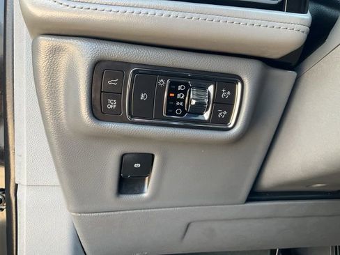 Used 2022 Lincoln Nautilus Reserve w/ Equipment Group 202A image 8