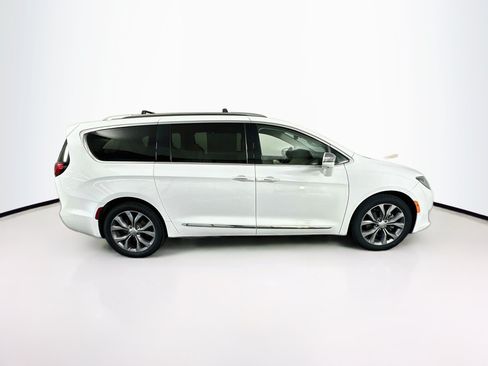 Used 2020 Chrysler Pacifica Limited w/ Tire & Wheel Group FWD image 10