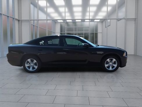 Used 2014 Dodge Charger SE RWD image 9