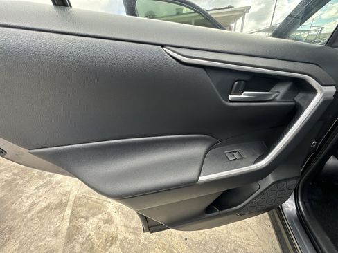 Used 2020 Toyota RAV4 XLE Premium image 31