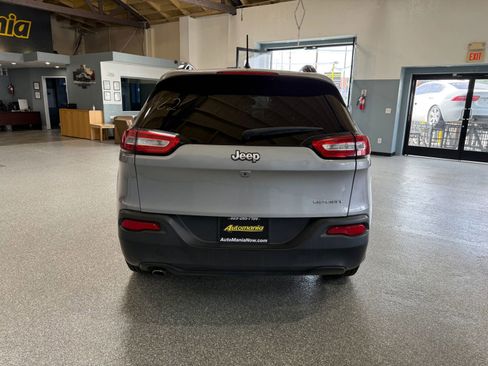 Used 2017 Jeep Cherokee Sport image 6