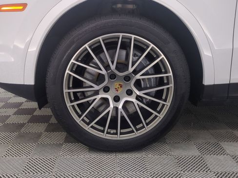 Certified 2022 Porsche Cayenne Platinum Edition AWD/4WD image 27